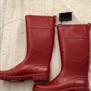 red rain boots